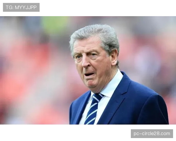 特写:水晶宫老帅霍奇森在训练场上亲自演示攻转守的落位要求 特写:水晶宫老帅霍奇森在训练场上亲自演示攻转守的落位要求