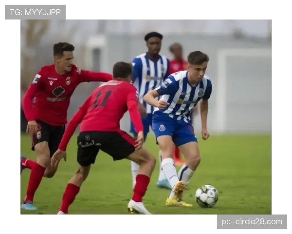 特写：看台上，一位手持平板实时查看传球网络图的客队球探